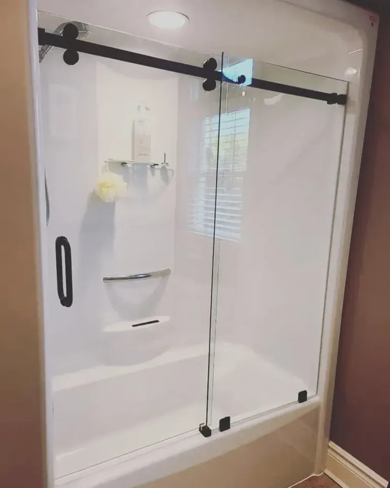 Sliding tub doors with a dark top rail