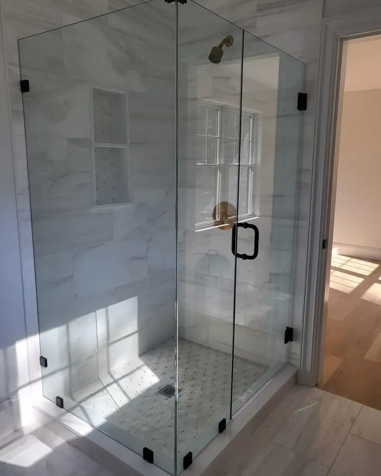 Shower glass with dark hinges and handle
