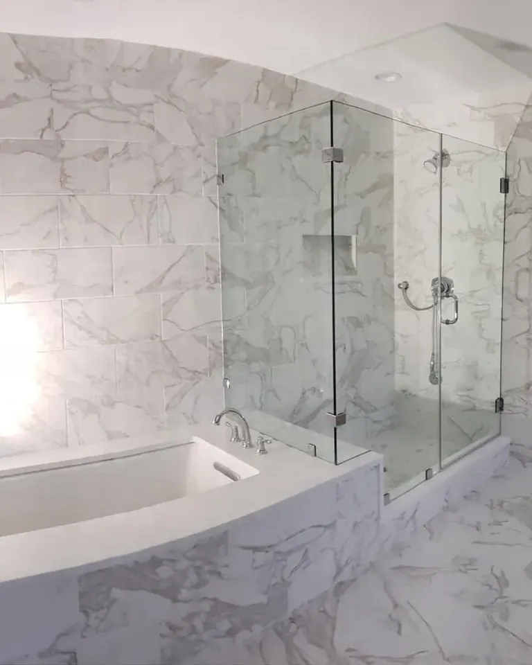 Another view of the glass beside the bathtub